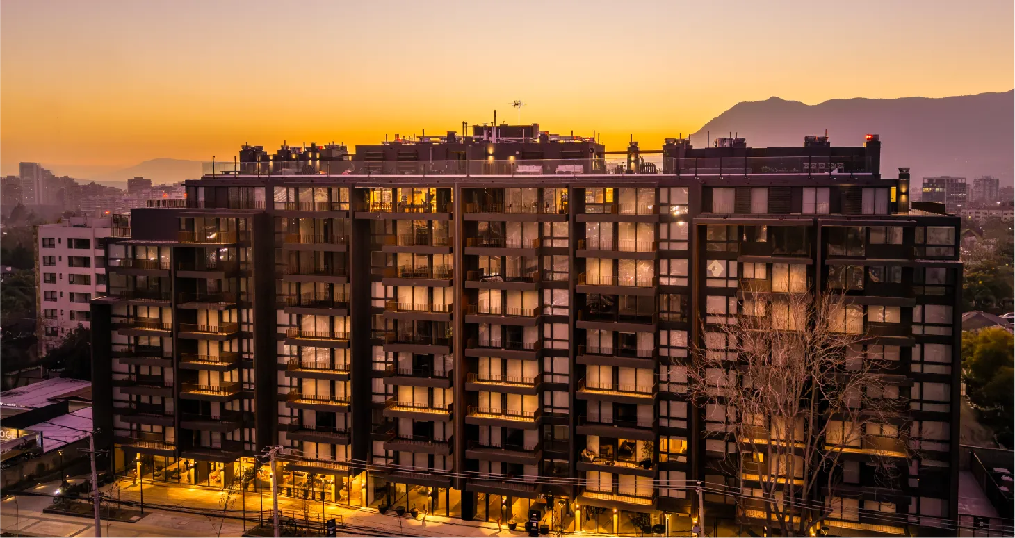 Edificio SOMMA Vista Calán al atardecer